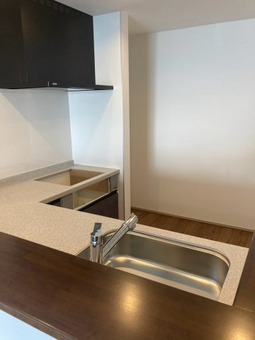 フォレクス北斎院のキッチン|リビングで過ごす家族の気配を感じながら作業できる快適なキッチン。毎日のお料理作りも手際よく進めることができ、家族との会話を弾ませながら美味しく楽しい食卓を囲めそう。