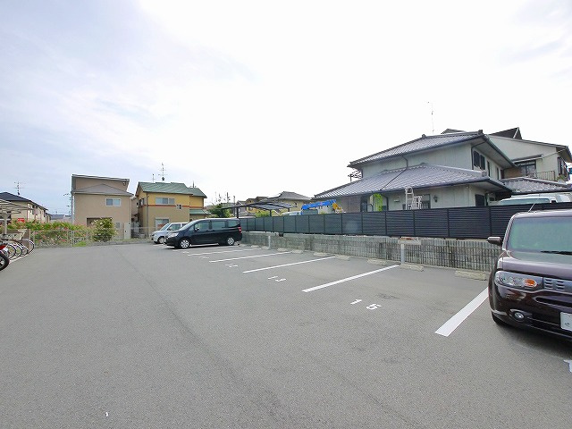 シャーメゾン天理の駐車場|駐車場完備です