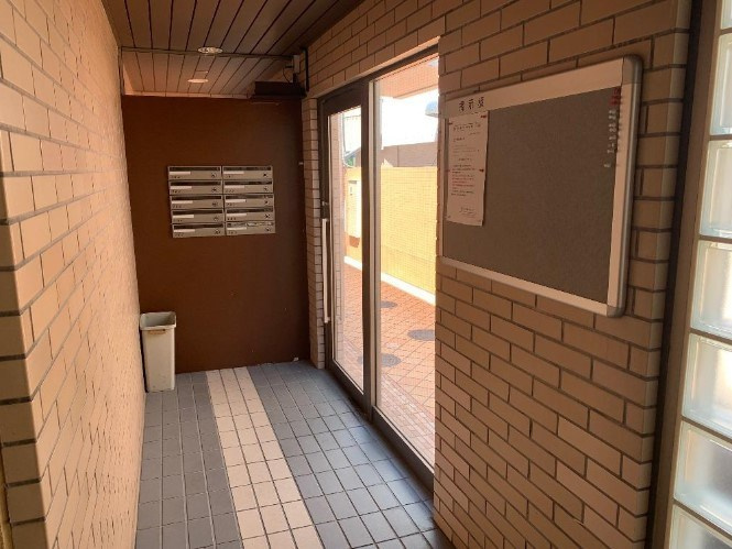 杉並区高円寺南３丁目の賃貸マンションのエントランス