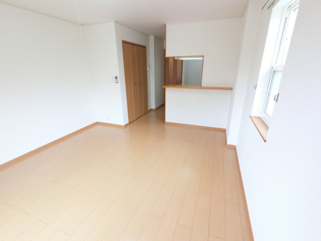 【居間・リビング】 | ※角部屋の写真です、側面の窓はございません