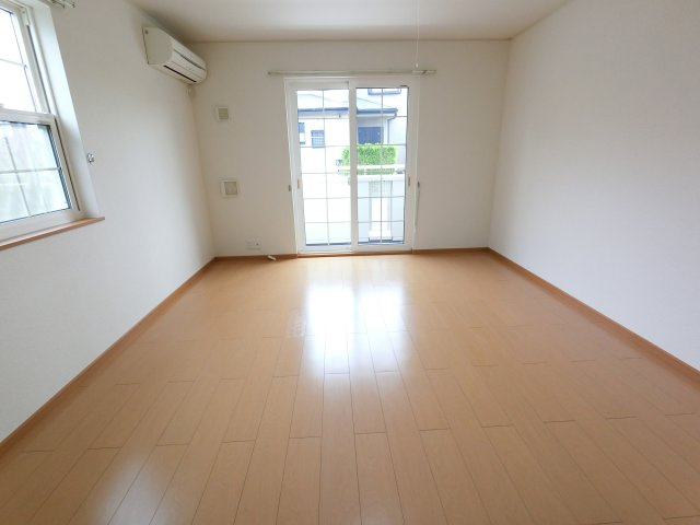 【居間・リビング】 | サニーレジデンス | ※角部屋の写真です、側面の窓はございません