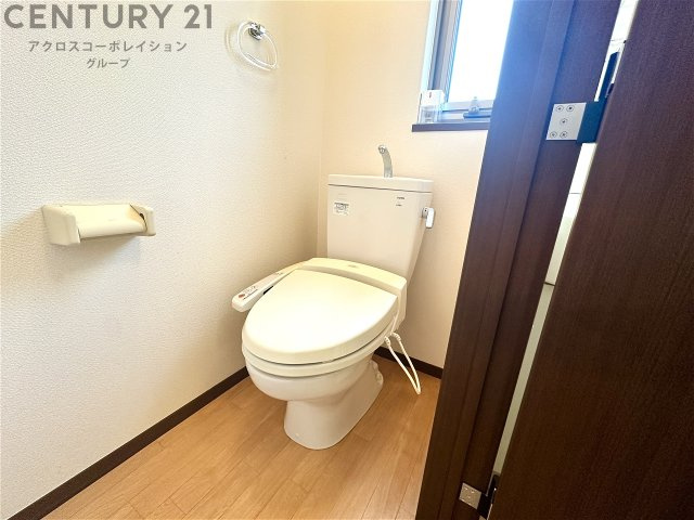 温水洗浄便座付きのトイレです♪