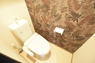 温水洗浄便座付きのトイレです♪