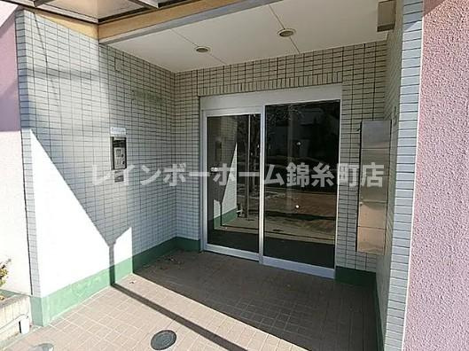 足立区江北６丁目の賃貸マンションのエントランス