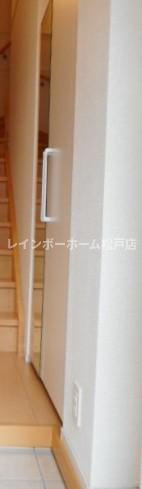 フィオーレ　モリ【非対面対応】接客・申込・契約オンライン！LINE×相談可！の内装|明るい色調の室内です
