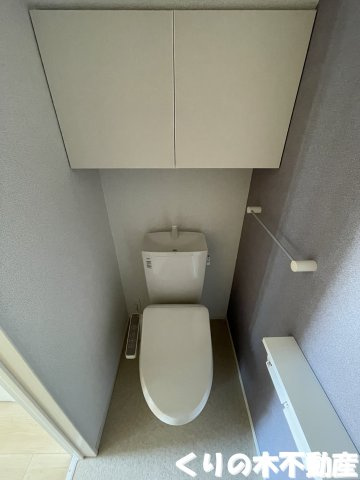 【トイレ】 | レット・イット・ビィ２ | 反転同タイプのお部屋です（現況を優先します）※アクセントクロスは部屋により異なります