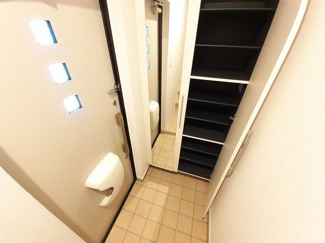 サン　ウイング　八筋の玄関