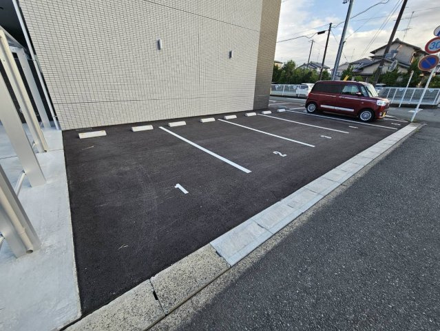 クレール結の駐車場
