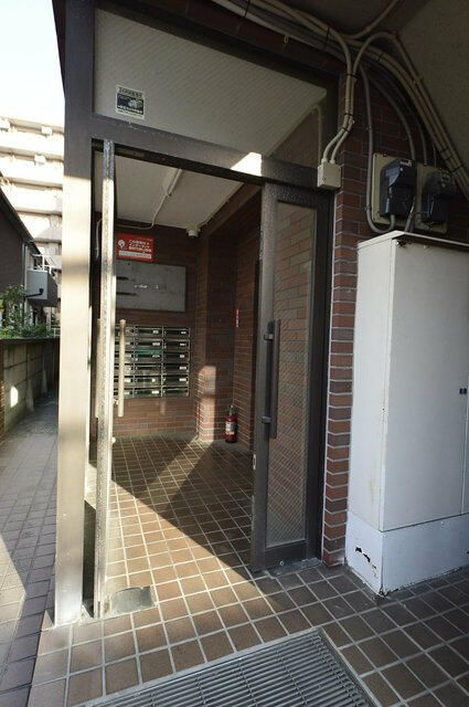 座間市小松原１丁目の賃貸マンションのエントランス