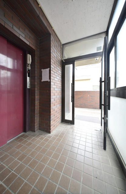 座間市小松原１丁目の賃貸マンションのエントランス