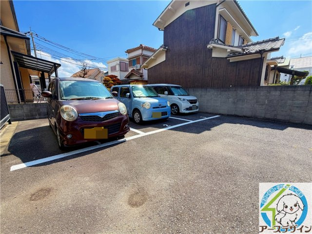 明南ハイツフジイの駐車場