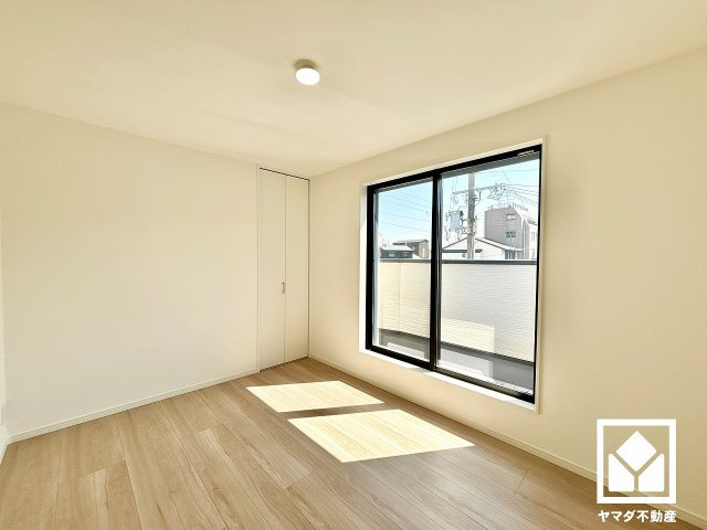 西宮市今津山中町の洋室|約6帖の3階洋室です。バルコニーにつながるお部屋で、通風・陽当たり良好。