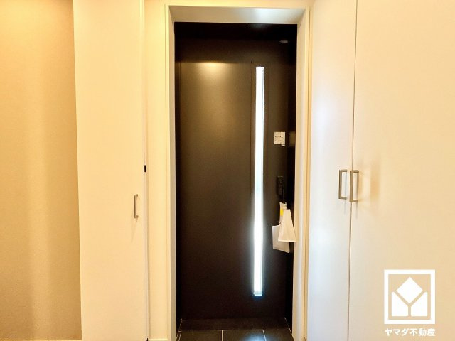 西宮市今津山中町の玄関|玄関ドアはLDからも施解錠が可能なリモコンキー付きの電気錠を採用。防犯性を高めながら、利便性にも配慮されています。