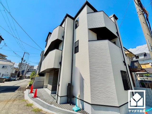 西宮市今津山中町の外観|南東角地につき、開放感があります。南側・東側ともに前面道路幅員約6.2mとゆったりとした広さがあり、陽当たり・風通しにも恵まれた立地です。