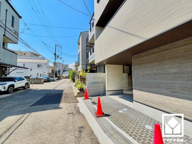 西宮市今津山中町の前面道路含む現地写真|前面道路幅員約6.2mとゆったりとした広さがあるのでファミリーカー等の車の出入りもしやすい立地です。