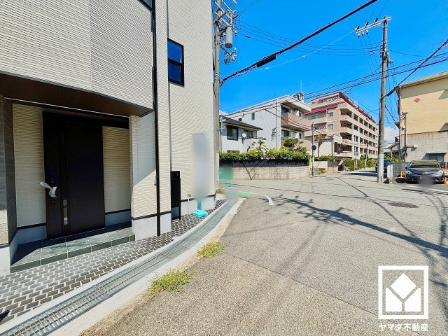 西宮市今津山中町の前面道路含む現地写真|耐震等級2を取得。災害時の避難場所に求められる水準の耐震性を備えた住宅で、住まいの安心を支えます。