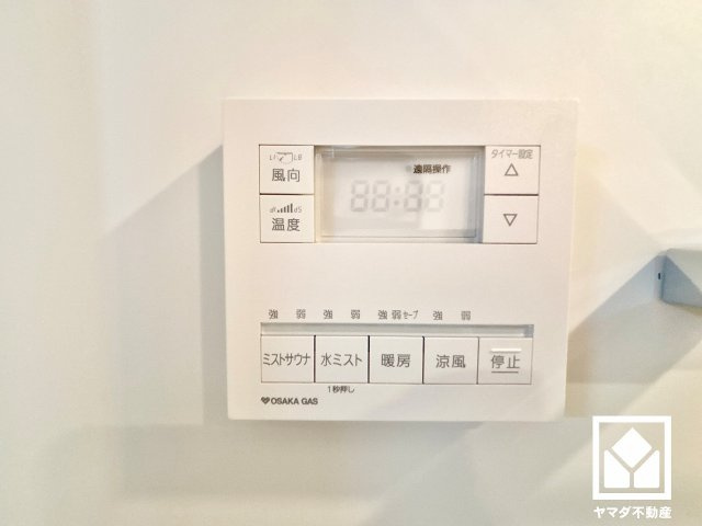 西宮市今津山中町の設備|浴室暖房乾燥機付き。真冬の寒い浴室を暖かく、また雨の日の洗濯物の乾燥にと多用途に活躍する機能です。発汗作用や美肌効果が期待できるミストサウナ機能も付いており、短時間で体の芯まで温めることができます。
