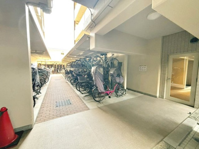 【駐輪場】 | パークシティ堺東タワーズブライト | 建物内の駐輪場は２段式で整理整頓されています。