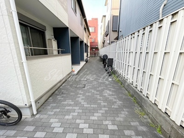 川崎市川崎区桜本２丁目のアパートのエントランス