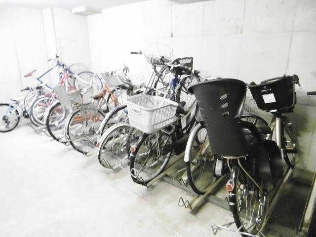 クレストヒルズ青葉台の駐車場