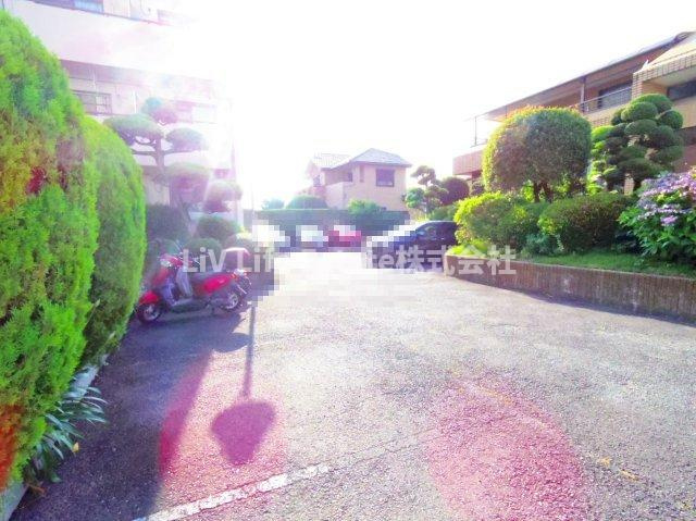 小平市仲町の賃貸マンションの駐車場