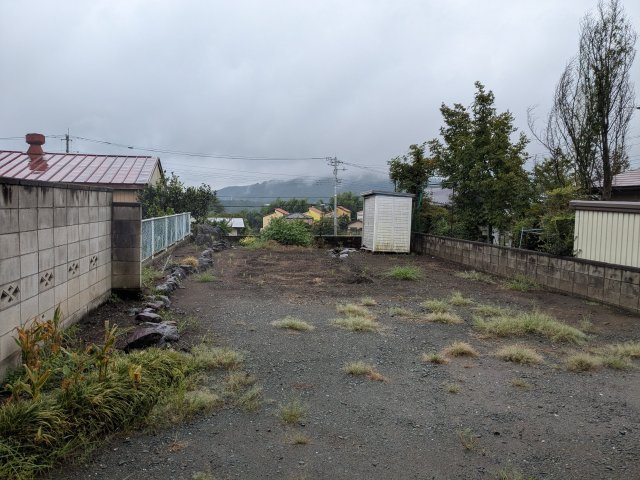 中古戸建　高崎市高浜町の庭|開放感溢れる広々とした敷地スペース！駐車スペースや家庭菜園、DIYなど多目的に活用できるお庭です