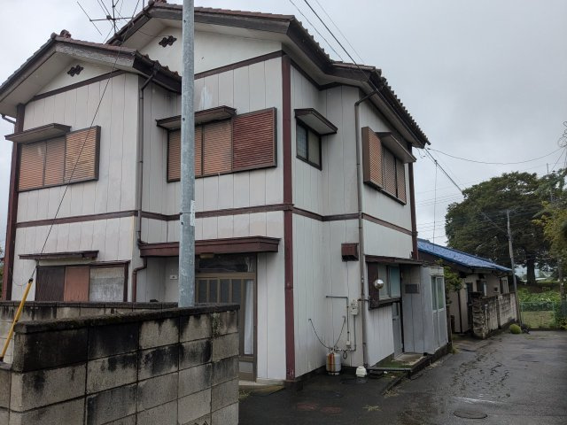 中古戸建　高崎市高浜町の前面道路含む現地写真|閑静な住宅街に位置する木造2階建て！複数面に窓があり風通し・陽当たりに優れた一戸建てです。