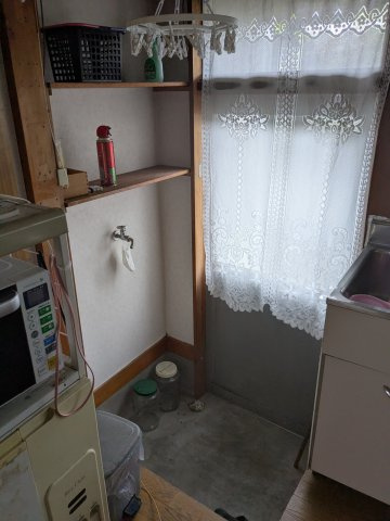 中古戸建　高崎市高浜町の設備|勝手口として使える利便空間！上部棚付きで日用品の整理や泥付き野菜の保存など便利です。