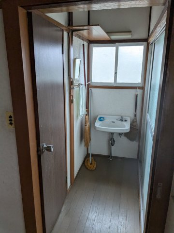 中古戸建　高崎市高浜町の洗面所|採光窓付きで明るい洗面コーナー！脱衣所や浴室への動線もスムーズで使い勝手の良い間取りです。