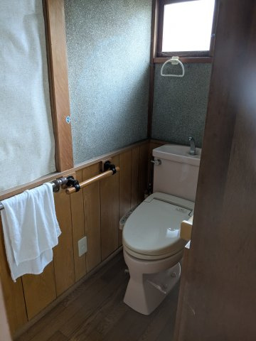 中古戸建　高崎市高浜町のトイレ|手すり付きで足腰に優しく安心！手洗い付きタンクや小窓からの自然光で快適に使えるレストルームです。