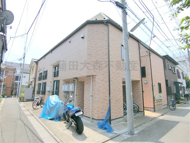 インベスト南蒲田の外観|2007年8月築　木造地上2階建て総戸数15戸　バイク置き場
東京都大田区西糀谷2丁目　京急本線京急蒲田駅徒歩7分、空港線糀谷駅徒歩7分