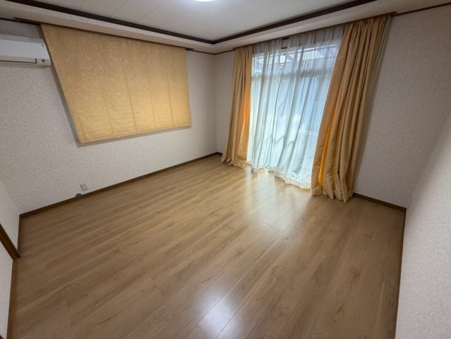 新庄戸建ての洋室