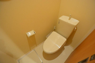 温水洗浄便座付きのトイレです♪
