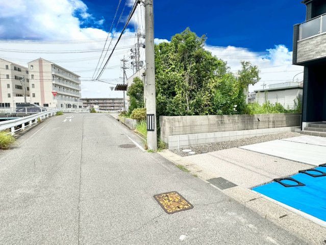 テラシエ　刈谷市小垣江町2期の前面道路含む現地写真|十分な幅が確保されており、車の出し入れもスムーズ。お子様の送り迎えなど、日常の動作も快適に行えます。									
									
