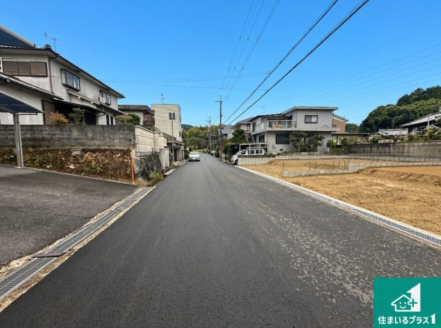 ●12(土)13(日)現地説明会！　香芝市穴虫　第8期　新築一戸建ての前面道路含む現地写真|周辺は閑静な住宅街です。前面道路もしっかりと有りますので車の出し入れも安心ですよ！