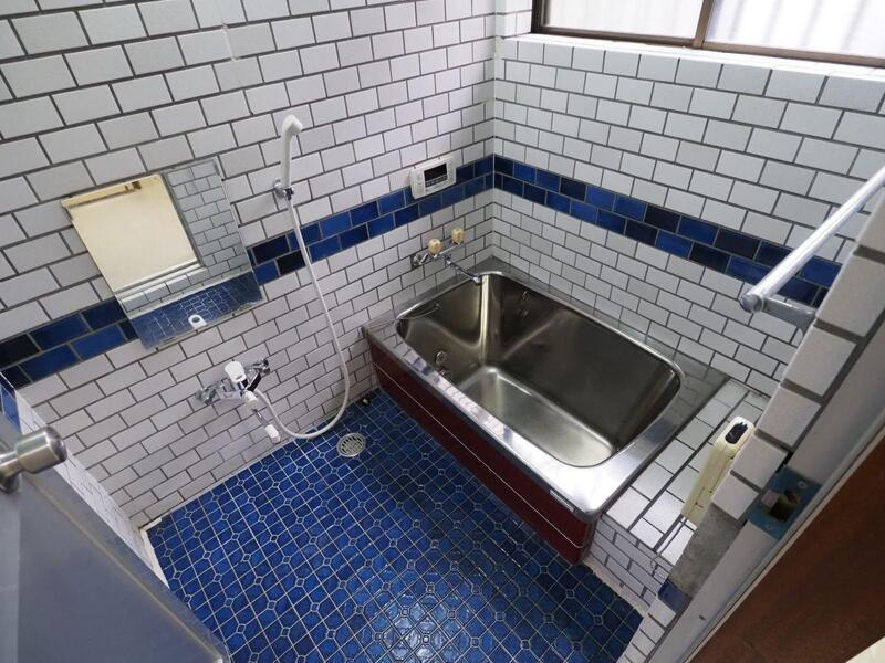 玉津町戸建4Kの浴室
