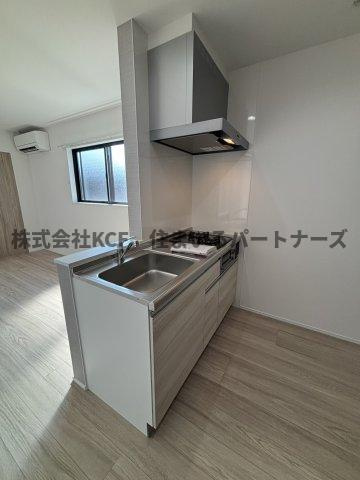 Brave Base江戸屋敷のキッチン|コンパクトなキッチンで掃除もラクラク