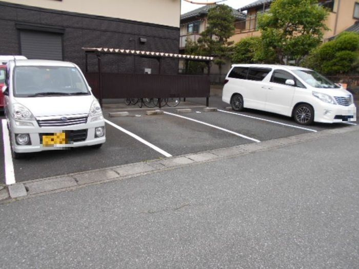 パレ・アージュの駐車場