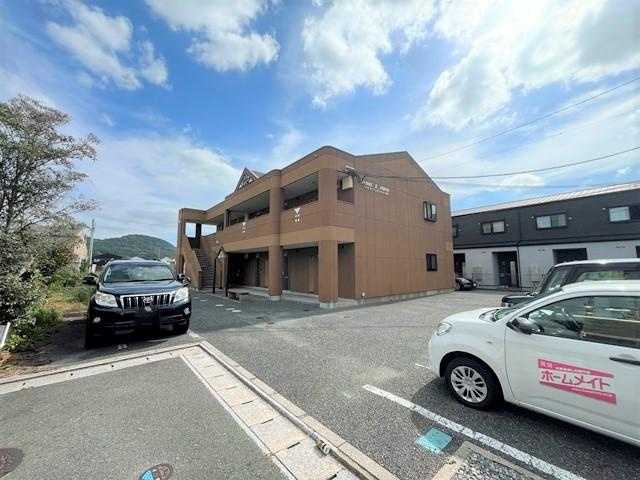 ＮＡＵＩ＆ＰＡＤＩ　４８の駐車場|外観写真（昼）