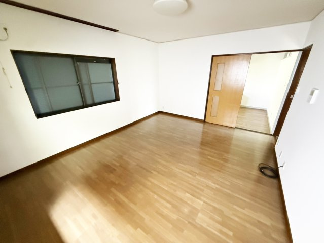 茨木市南春日丘5丁目戸建の洋室|1階洋室約10帖です。（2026年8月現在）