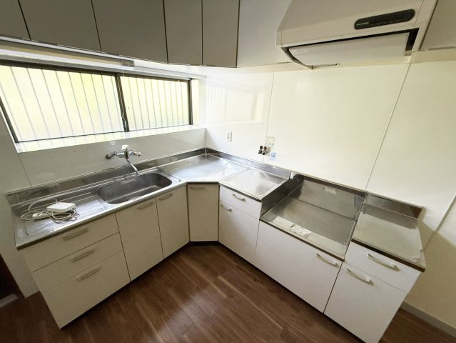 茨木市南春日丘5丁目戸建のキッチン|L型キッチンです。（2026年8月現在）