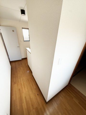 茨木市南春日丘5丁目戸建の内装|2階廊下です。（2026年8月現在）