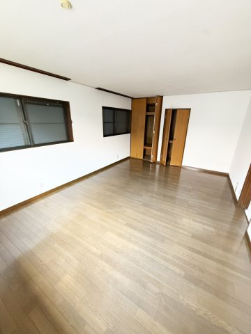 茨木市南春日丘5丁目戸建の洋室|2階洋室約12帖です。（2026年8月現在）
