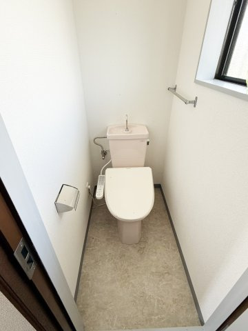 茨木市南春日丘5丁目戸建のトイレ|2階トイレです。（2026年8月現在）
