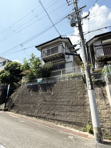 茨木市南春日丘5丁目戸建の前面道路含む現地写真|現地外観です。（2026年8月現在）