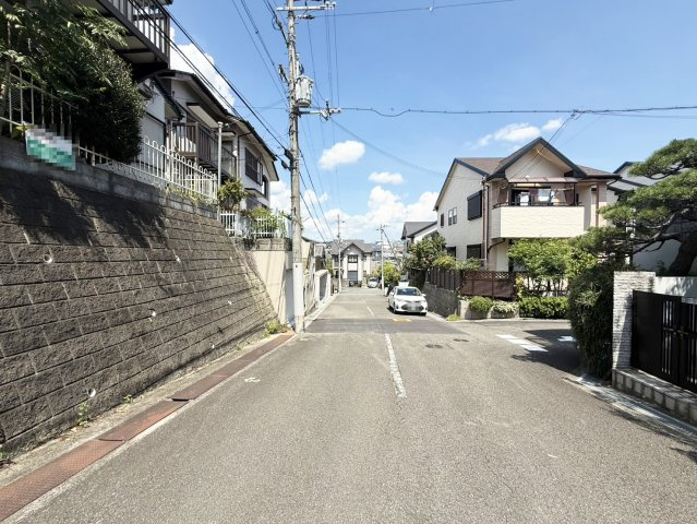 茨木市南春日丘5丁目戸建の前面道路含む現地写真|前面道路です。（2026年8月現在）