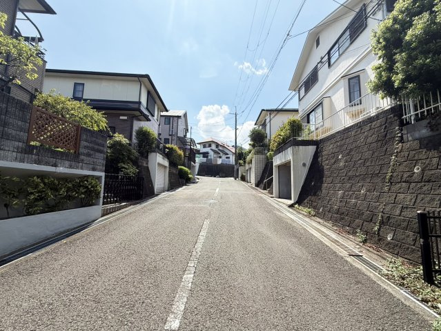 茨木市南春日丘5丁目戸建の前面道路含む現地写真|前面道路です。（2026年8月現在）