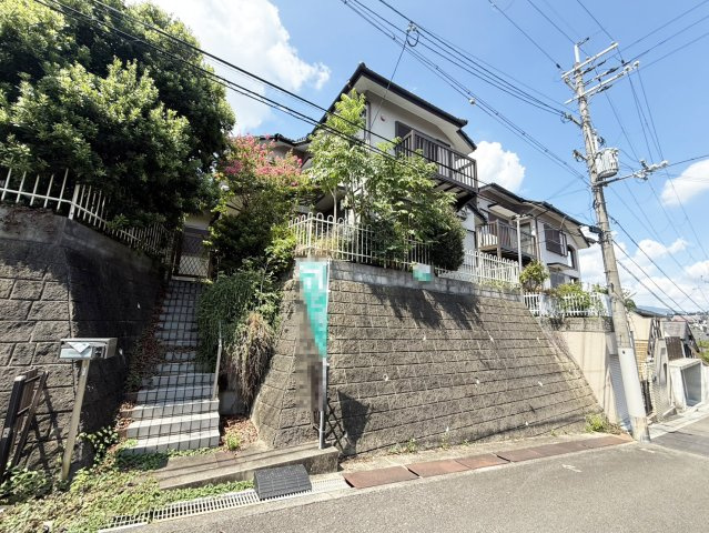 茨木市南春日丘5丁目戸建の前面道路含む現地写真|現地外観です。（2026年8月現在）