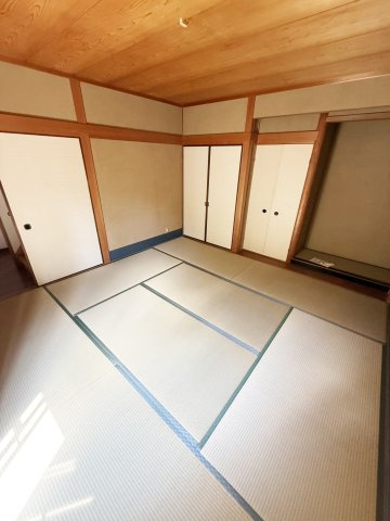 茨木市南春日丘5丁目戸建の和室|1階和室約8帖です。（2026年8月現在）