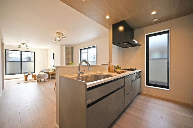 西宮市今津山中町新築一戸建て│4LDK+駐車1台可 のキッチン|キッチンに窓を設け、自然光が差し込む明るい空間です。調理中の換気もしやすく、明るさと快適さを兼ね備えたキッチンです。